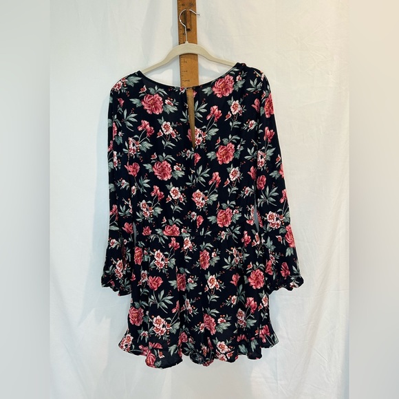 American Eagle navy blue floral romper. - Picture 2 of 12